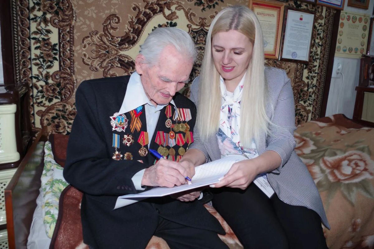 100-летний ветеран ВОВ Виктор Назаров проголосовал на выборах в Госдуму 100-летний ветеран ВОВ Виктор Назаров проголосовал на выборах в Госдуму