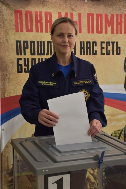 Сегодня, добровольцы ССО «Молодогвардеец» ЛугРО ВСКС, студенты Краснодонского факультета инженерии и менеджмента (филиал) «ЛГУ им. В. Даля», а также старший преподаватель кафедры государственного управления и техносферной... Сегодня, добровольцы ССО «Молодогвардеец» ЛугРО ВСКС, студенты Краснодонского факультета инженерии и менеджмента (филиал) «ЛГУ им. В. Даля», а также старший преподаватель кафедры государственного управления и техносферной...