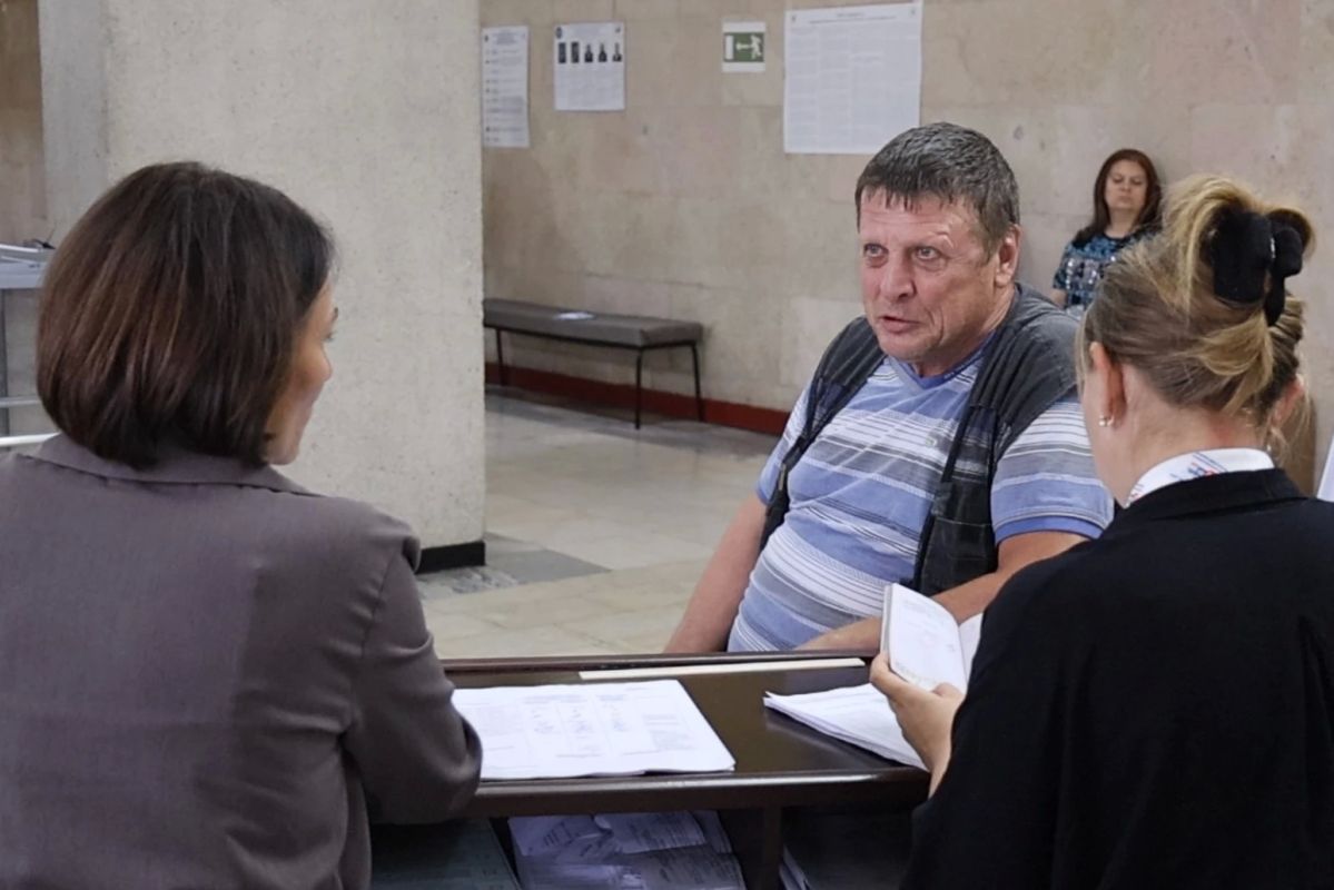 Представители волонтёрского движения Свердловского муниципального округа в течение трёх дней активно голосуют на избирательных участках Представители волонтёрского движения Свердловского муниципального округа в течение трёх дней активно голосуют на избирательных участках