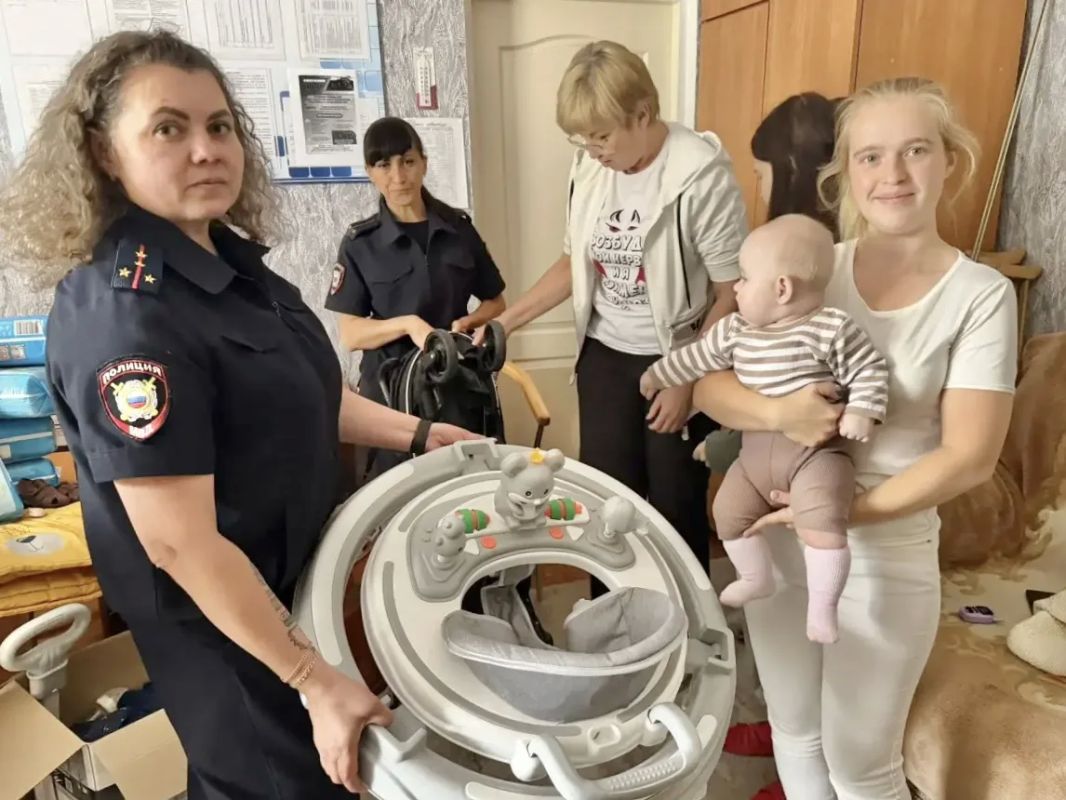 Полицейские Славяносербского района встретились с семьями в трудной жизненной ситуации и оказали помощь Полицейские Славяносербского района встретились с семьями в трудной жизненной ситуации и оказали помощь