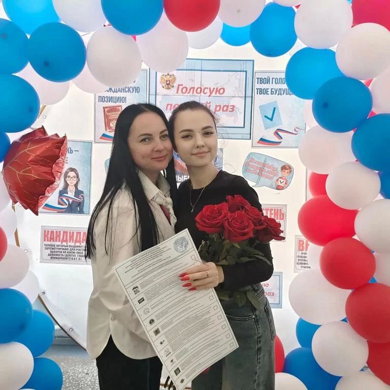 Впервые голосующие избиратели продолжают принимать участие в выборах в ЛНР Впервые голосующие избиратели продолжают принимать участие в выборах в ЛНР