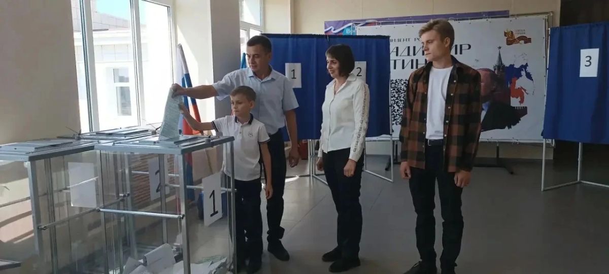 Семья Журавлёвых отдала свой голоса на избирательном участке! Семья Журавлёвых отдала свой голоса на избирательном участке!