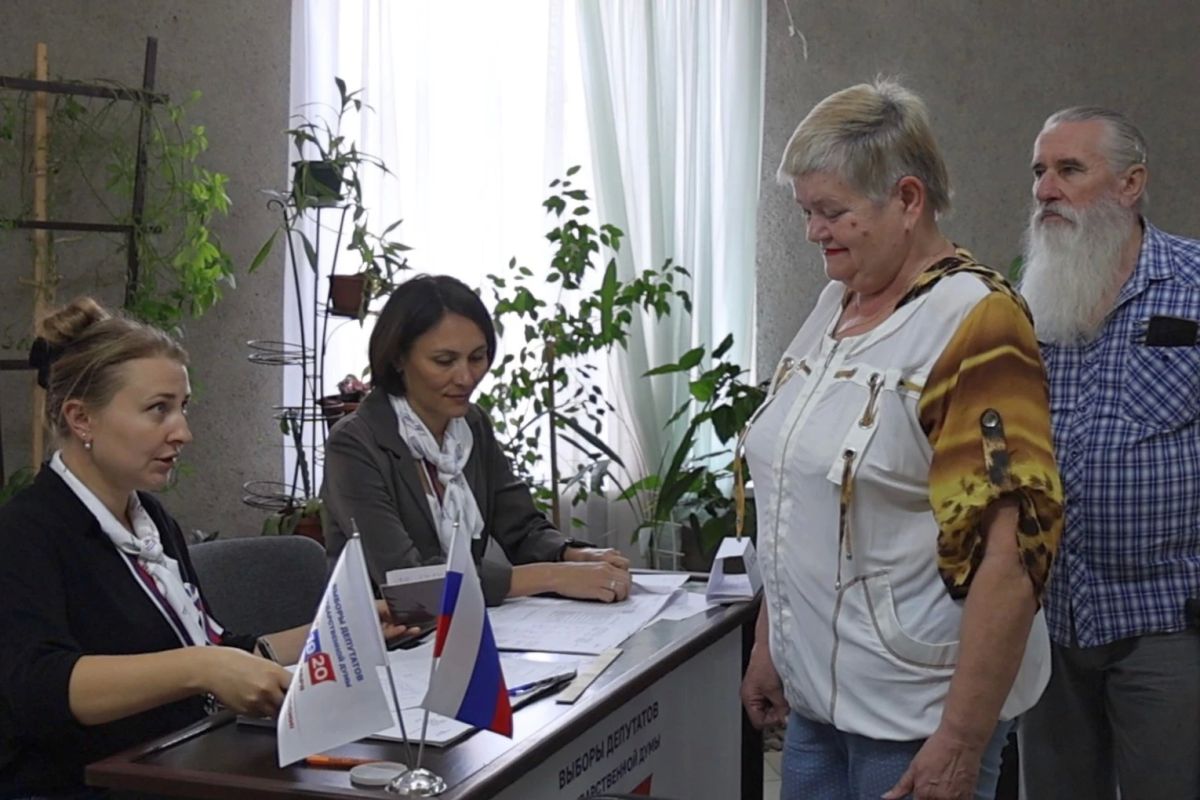 Представители волонтёрского движения Свердловского муниципального округа в течение трёх дней активно голосуют на избирательных участках Представители волонтёрского движения Свердловского муниципального округа в течение трёх дней активно голосуют на избирательных участках