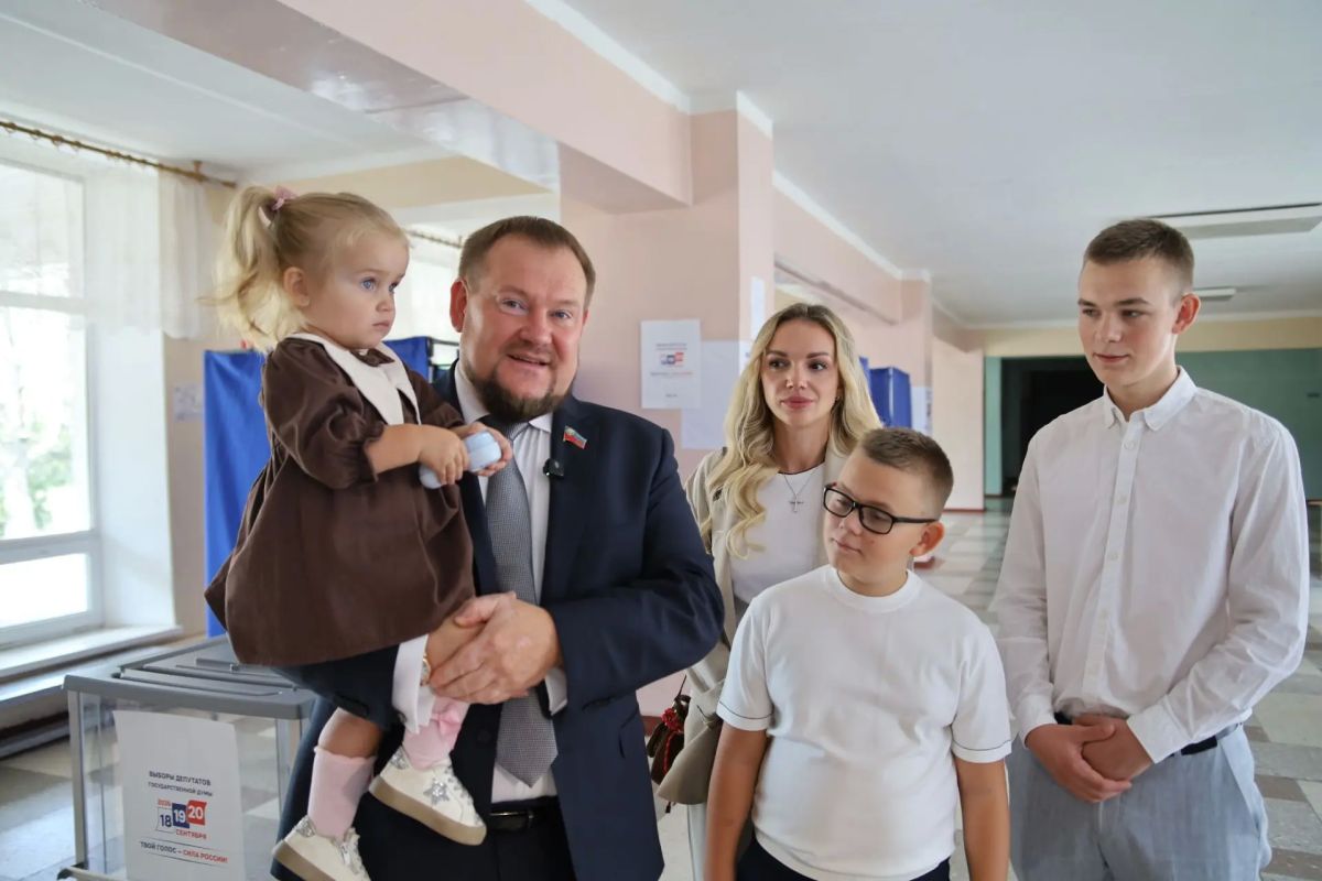 Денис Колесников: Сегодня вместе с семьей проголосовал на выборах в Государственную Думу РФ Денис Колесников: Сегодня вместе с семьей проголосовал на выборах в Государственную Думу РФ