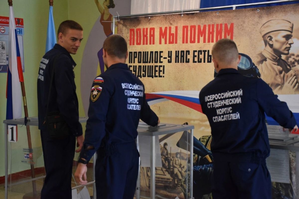 Сегодня, добровольцы ССО «Молодогвардеец» ЛугРО ВСКС, студенты Краснодонского факультета инженерии и менеджмента (филиал) «ЛГУ им. В. Даля», а также старший преподаватель кафедры государственного управления и техносферной... Сегодня, добровольцы ССО «Молодогвардеец» ЛугРО ВСКС, студенты Краснодонского факультета инженерии и менеджмента (филиал) «ЛГУ им. В. Даля», а также старший преподаватель кафедры государственного управления и техносферной...