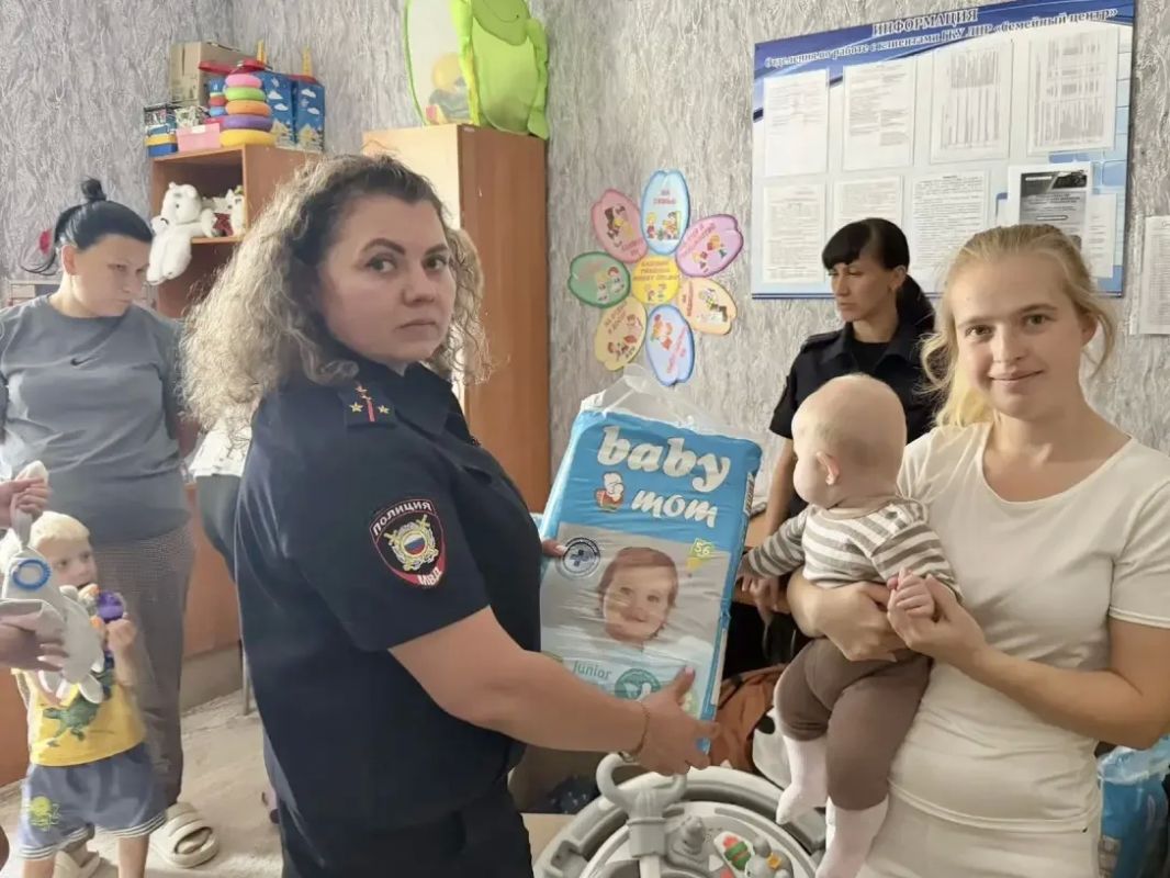 Полицейские Славяносербского района встретились с семьями в трудной жизненной ситуации и оказали помощь Полицейские Славяносербского района встретились с семьями в трудной жизненной ситуации и оказали помощь