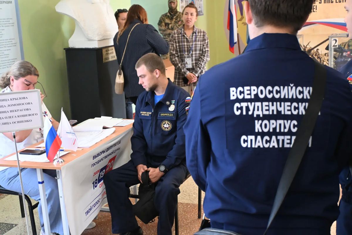 Ребята из студенческого спасательного отряда «Молодогвардеец» ЛугРО ВСКС, студенты Краснодонского факультета инженерии и менеджмента ЛГУ им. Даля, активисты Краснодонской народной дружины вместе с руководителем Ангелиной... Ребята из студенческого спасательного отряда «Молодогвардеец» ЛугРО ВСКС, студенты Краснодонского факультета инженерии и менеджмента ЛГУ им. Даля, активисты Краснодонской народной дружины вместе с руководителем Ангелиной...