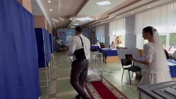 Самый красивый голос дня!. Молодожёны Арина и Андрей сразу после торжественной росписи пришли на избирательный участок, чтобы сделать свой выбор в первый день семейной жизни