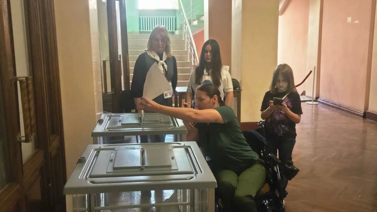 Жители Краснодонщины продолжают принимать активное участие в выборах депутатов Государственной Думы Федерального Собрания Российской Федерации Жители Краснодонщины продолжают принимать активное участие в выборах депутатов Государственной Думы Федерального Собрания Российской Федерации