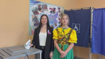 Педагог Ирина Сенковенко с дочерью Александрой - на одном из избирательных участков Красного Луча