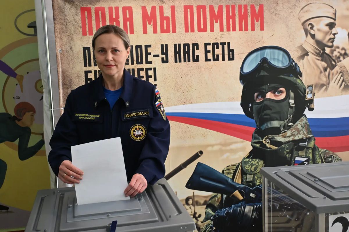 Ребята из студенческого спасательного отряда «Молодогвардеец» ЛугРО ВСКС, студенты Краснодонского факультета инженерии и менеджмента ЛГУ им. Даля, активисты Краснодонской народной дружины вместе с руководителем Ангелиной... Ребята из студенческого спасательного отряда «Молодогвардеец» ЛугРО ВСКС, студенты Краснодонского факультета инженерии и менеджмента ЛГУ им. Даля, активисты Краснодонской народной дружины вместе с руководителем Ангелиной...