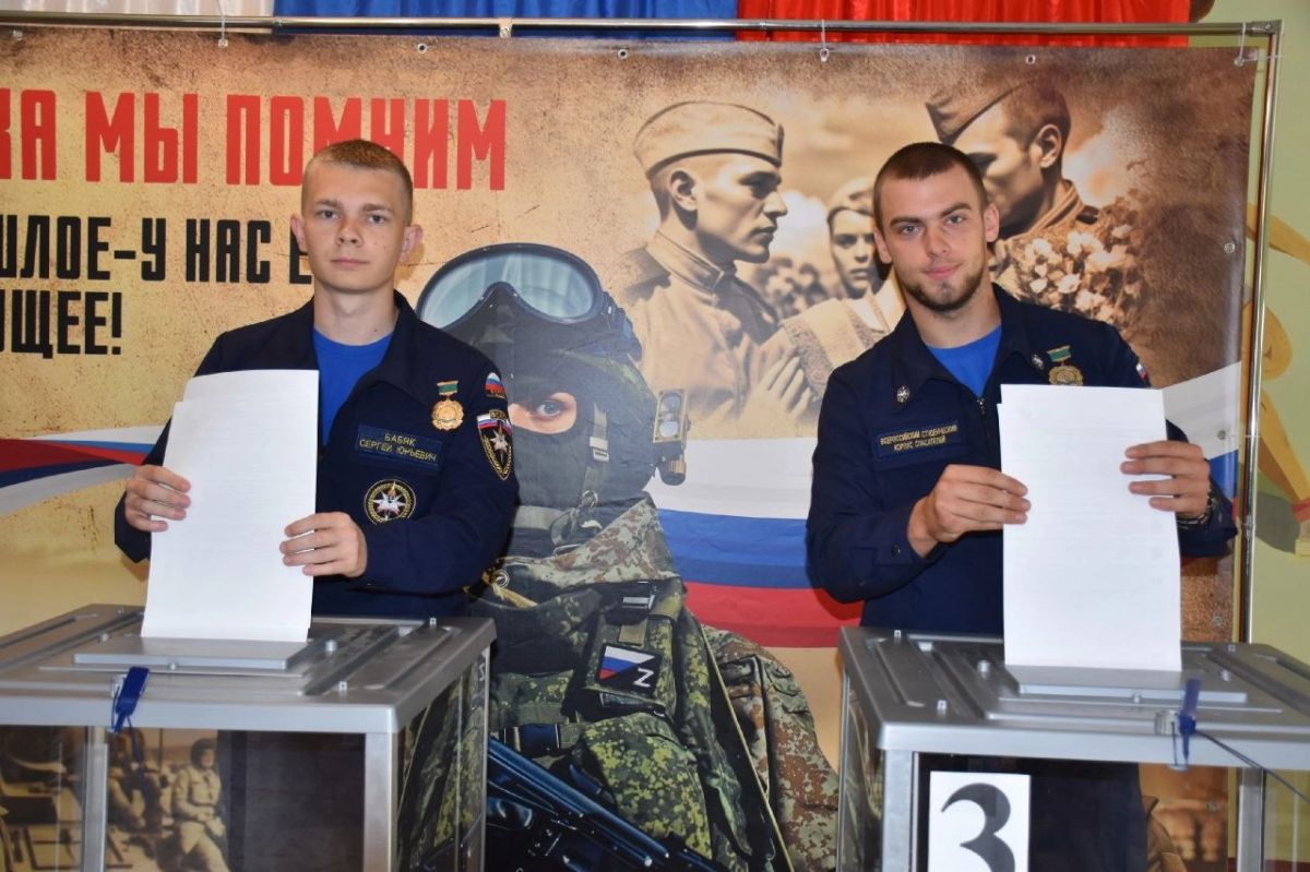 Сегодня, добровольцы ССО «Молодогвардеец» ЛугРО ВСКС, студенты Краснодонского факультета инженерии и менеджмента (филиал) «ЛГУ им. В. Даля», а также старший преподаватель кафедры государственного управления и техносферной... Сегодня, добровольцы ССО «Молодогвардеец» ЛугРО ВСКС, студенты Краснодонского факультета инженерии и менеджмента (филиал) «ЛГУ им. В. Даля», а также старший преподаватель кафедры государственного управления и техносферной...