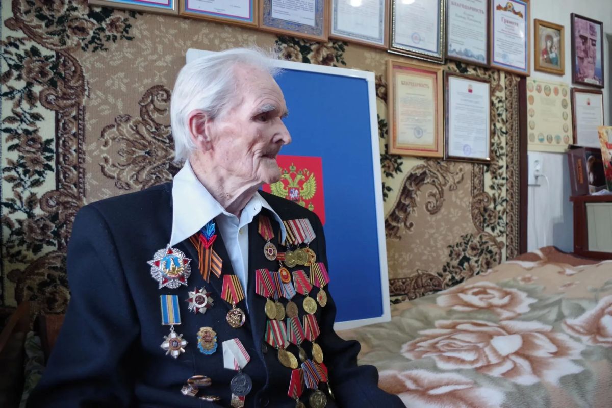 100-летний ветеран ВОВ Виктор Назаров проголосовал на выборах в Госдуму 100-летний ветеран ВОВ Виктор Назаров проголосовал на выборах в Госдуму