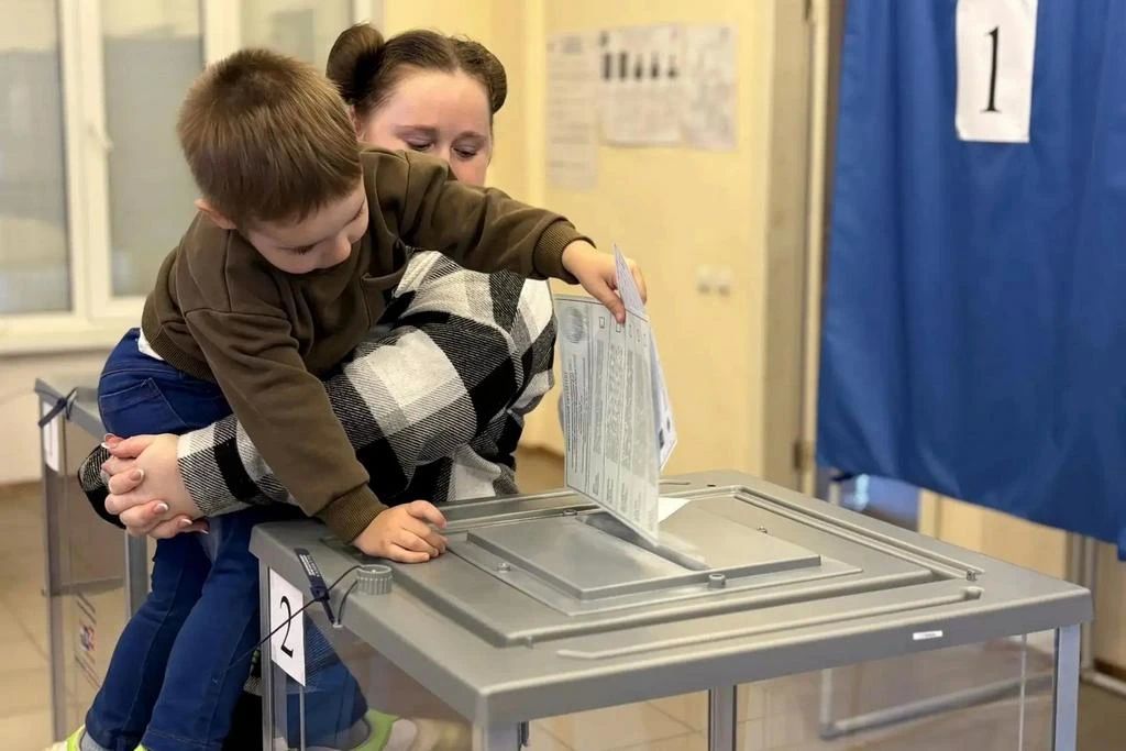 Голосование на выборах продолжается: жители приходят на участки вместе с детьми Голосование на выборах продолжается: жители приходят на участки вместе с детьми