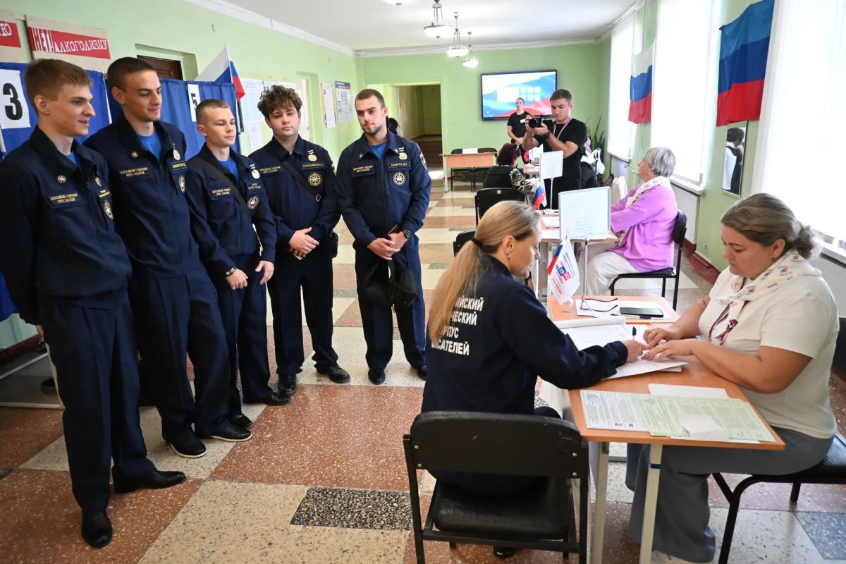 Ребята из студенческого спасательного отряда «Молодогвардеец» ЛугРО ВСКС, студенты Краснодонского факультета инженерии и менеджмента ЛГУ им. Даля, активисты Краснодонской народной дружины вместе с руководителем Ангелиной... Ребята из студенческого спасательного отряда «Молодогвардеец» ЛугРО ВСКС, студенты Краснодонского факультета инженерии и менеджмента ЛГУ им. Даля, активисты Краснодонской народной дружины вместе с руководителем Ангелиной...