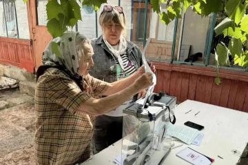 Представители участковых избирательных комиссий приезжают к жителям ЛНР, изъявившим желание проголосовать дома, чтобы обеспечить им возможность реализовать свое избирательное право