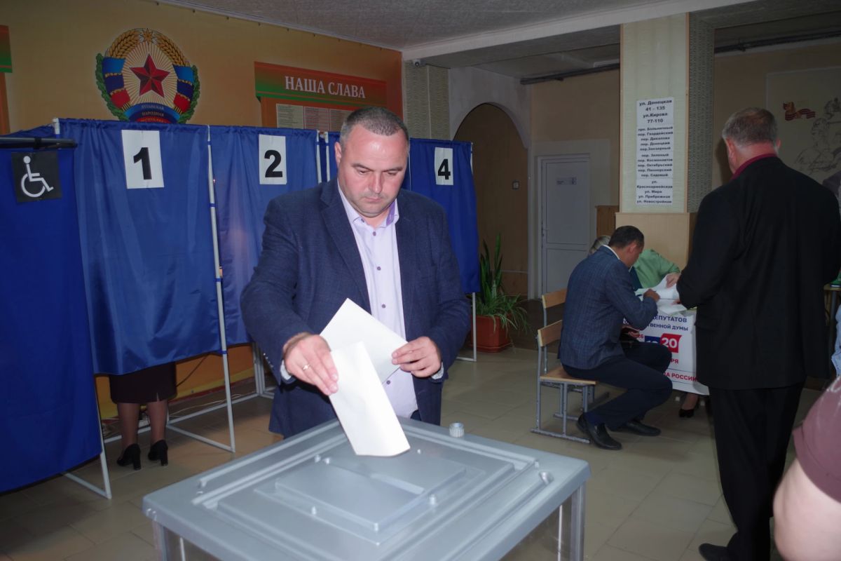 Глава Славяносербского муниципального округа Сергей Крамаренко принял участие в едином дне голосования Глава Славяносербского муниципального округа Сергей Крамаренко принял участие в едином дне голосования