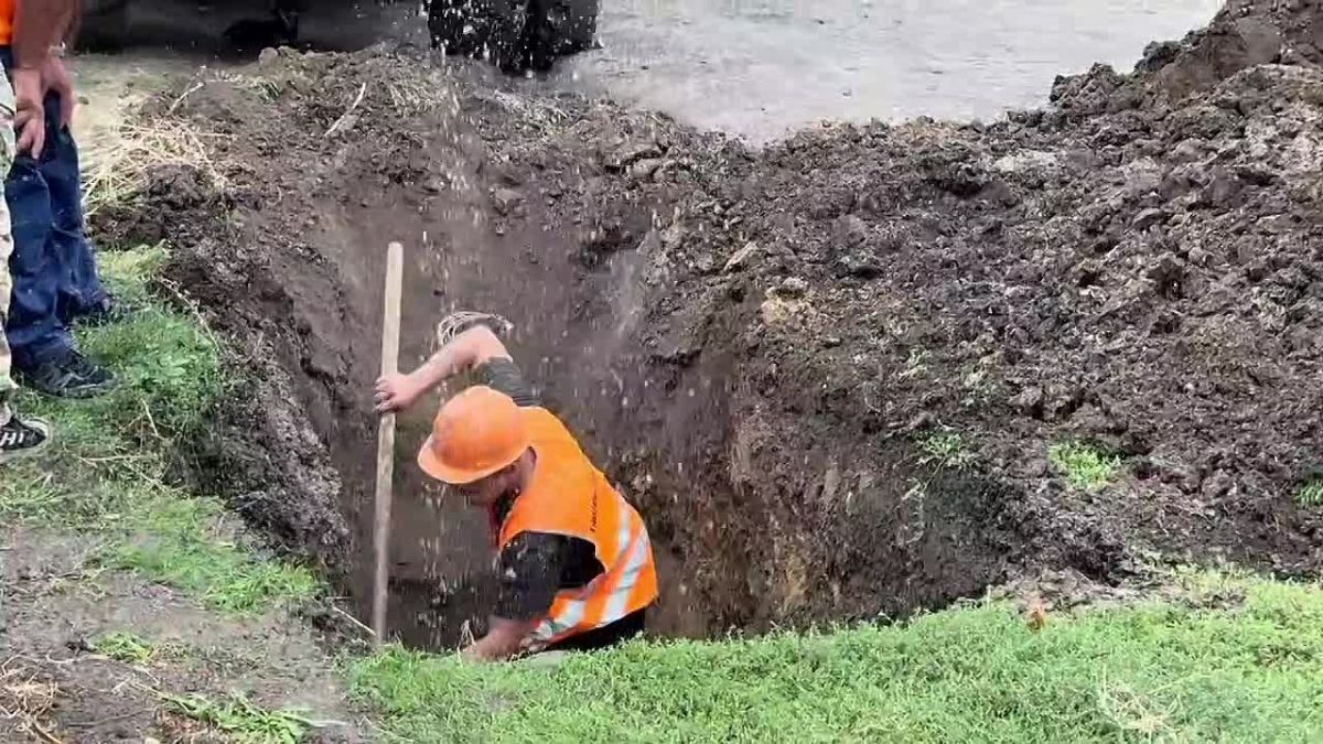 В посёлке Урало-Кавказ устраняют утечку на водопроводе