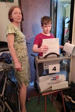 Впервые голосующие избиратели продолжают принимать участие в выборах в ЛНР