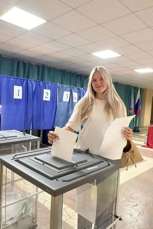 Впервые голосующие избиратели продолжают принимать участие в выборах в ЛНР Впервые голосующие избиратели продолжают принимать участие в выборах в ЛНР