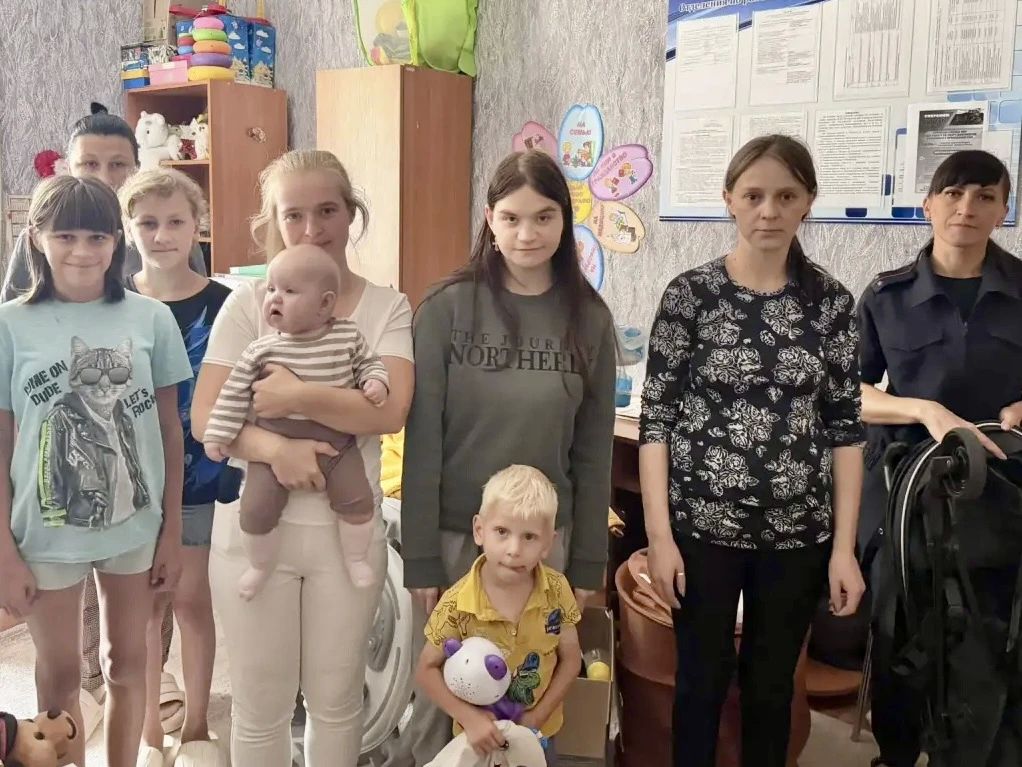 Полицейские Славяносербского района встретились с семьями в трудной жизненной ситуации и оказали помощь Полицейские Славяносербского района встретились с семьями в трудной жизненной ситуации и оказали помощь