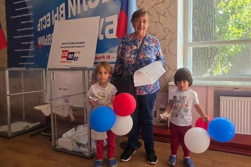 Голосование на выборах продолжается: жители приходят на участки вместе с детьми Голосование на выборах продолжается: жители приходят на участки вместе с детьми