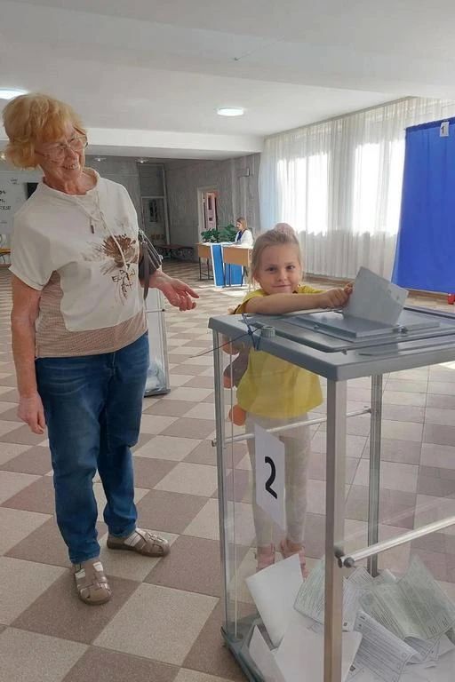 Голосование на выборах продолжается: жители приходят на участки вместе с детьми Голосование на выборах продолжается: жители приходят на участки вместе с детьми