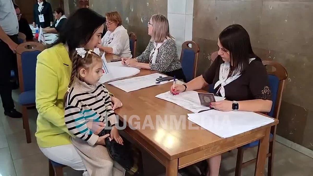 Вместе с семьёй глава Луганска пришла проголосовать на избирательный участок