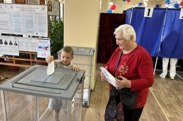Голосование на выборах продолжается: жители приходят на участки вместе с детьми
