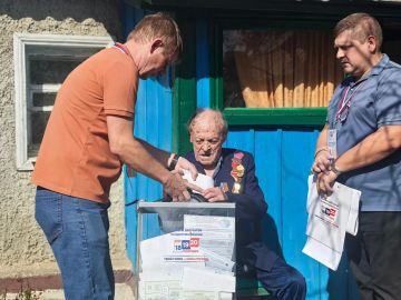 100-летний ветеран, житель Краснодонского округа Кузьма Савоськов проголосовал на дому
