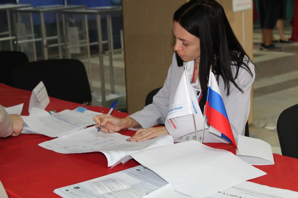 Жители Краснодонщины продолжают принимать активное участие в выборах депутатов Государственной Думы Федерального Собрания Российской Федерации Жители Краснодонщины продолжают принимать активное участие в выборах депутатов Государственной Думы Федерального Собрания Российской Федерации