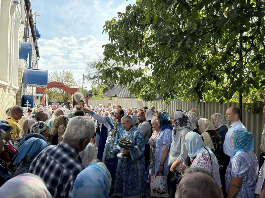 Сегодня, в праздник Рождества Пресвятой Богородицы, в храме в честь Рождества Пресвятой Богородицы состоялось торжественное богослужение по случаю престольного (храмового) праздника Сегодня, в праздник Рождества Пресвятой Богородицы, в храме в честь Рождества Пресвятой Богородицы состоялось торжественное богослужение по случаю престольного (храмового) праздника