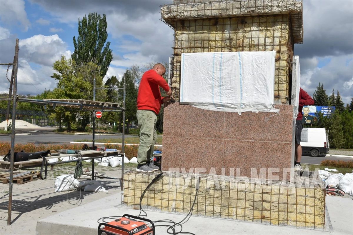 В Антраците ремонтируют памятный знак «Орден Победы» В Антраците ремонтируют памятный знак «Орден Победы»