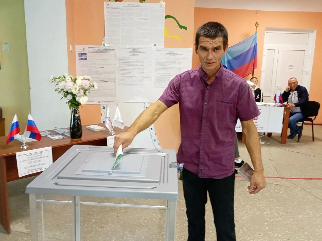 Депутаты Совета Беловодского муниципального округа в первых рядах голосующих выполнили свой гражданский и конституционный долг, показывая пример для всех жителей округа Депутаты Совета Беловодского муниципального округа в первых рядах голосующих выполнили свой гражданский и конституционный долг, показывая пример для всех жителей округа