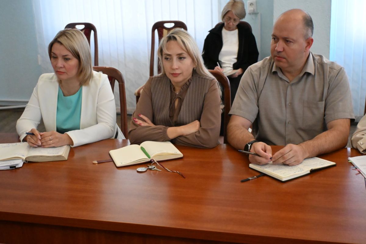Провел расширенное аппаратное совещание с руководителями структурных подразделений Администрации Провел расширенное аппаратное совещание с руководителями структурных подразделений Администрации