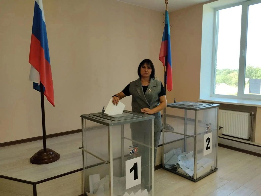 Депутаты Совета Беловодского муниципального округа в первых рядах голосующих выполнили свой гражданский и конституционный долг, показывая пример для всех жителей округа Депутаты Совета Беловодского муниципального округа в первых рядах голосующих выполнили свой гражданский и конституционный долг, показывая пример для всех жителей округа