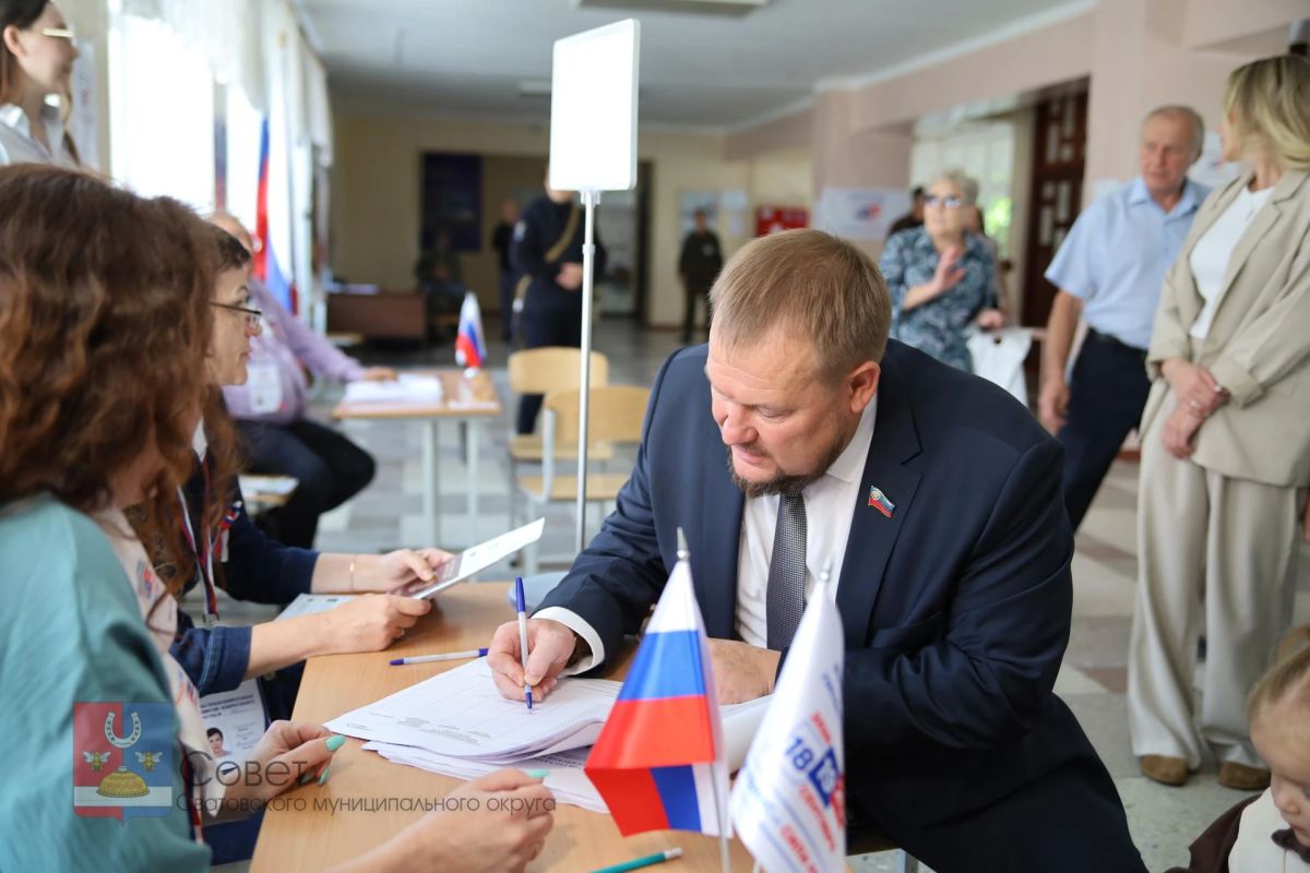 Денис Колесников вместе с семьей проголосовал на выборах в Государственную Думу РФ Денис Колесников вместе с семьей проголосовал на выборах в Государственную Думу РФ