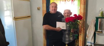 Начальник отдела жизнеобеспечения с. Евсуг Ждан Воронин, поздравил с днём рождения долгожителя нашего муниципального округа Неженца Ивана Кузьмича