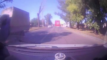 Водитель чуть не снес девушку на «зебре» в Луганске