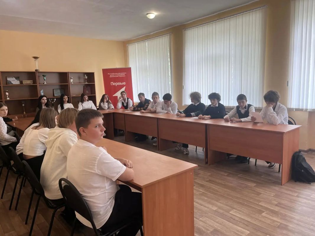 «ГосСтарт. Диалог» в Брянковском УВК №5: встреча с исполнительным секретарём Брянковского местного отделения Всероссийской политической партии «Единая Россия» «ГосСтарт. Диалог» в Брянковском УВК №5: встреча с исполнительным секретарём Брянковского местного отделения Всероссийской политической партии «Единая Россия»