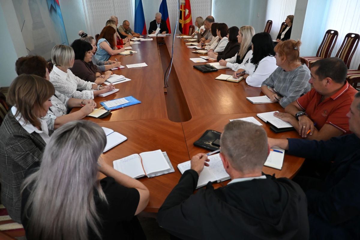 Провел расширенное аппаратное совещание с руководителями структурных подразделений Администрации Провел расширенное аппаратное совещание с руководителями структурных подразделений Администрации