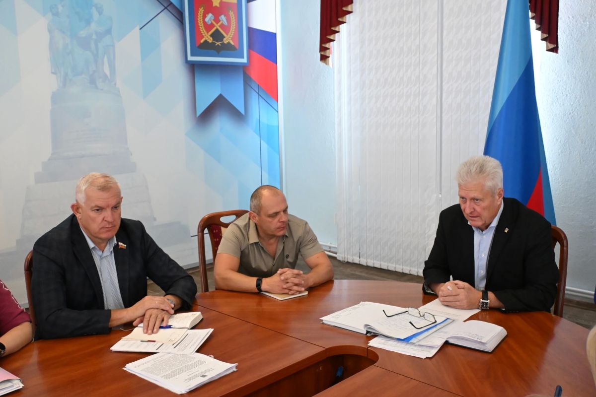 Провел расширенное аппаратное совещание с руководителями структурных подразделений Администрации Провел расширенное аппаратное совещание с руководителями структурных подразделений Администрации