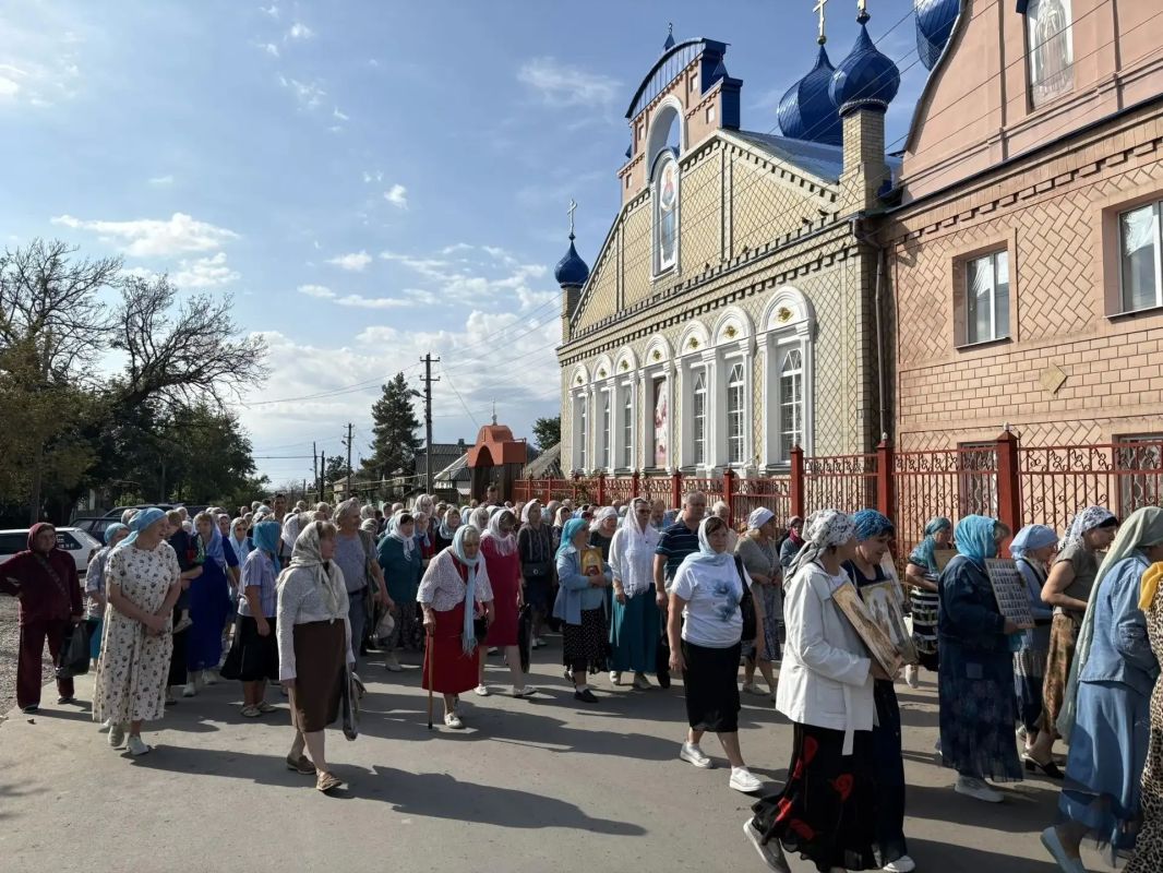 Сегодня, в праздник Рождества Пресвятой Богородицы, в храме в честь Рождества Пресвятой Богородицы состоялось торжественное богослужение по случаю престольного (храмового) праздника Сегодня, в праздник Рождества Пресвятой Богородицы, в храме в честь Рождества Пресвятой Богородицы состоялось торжественное богослужение по случаю престольного (храмового) праздника