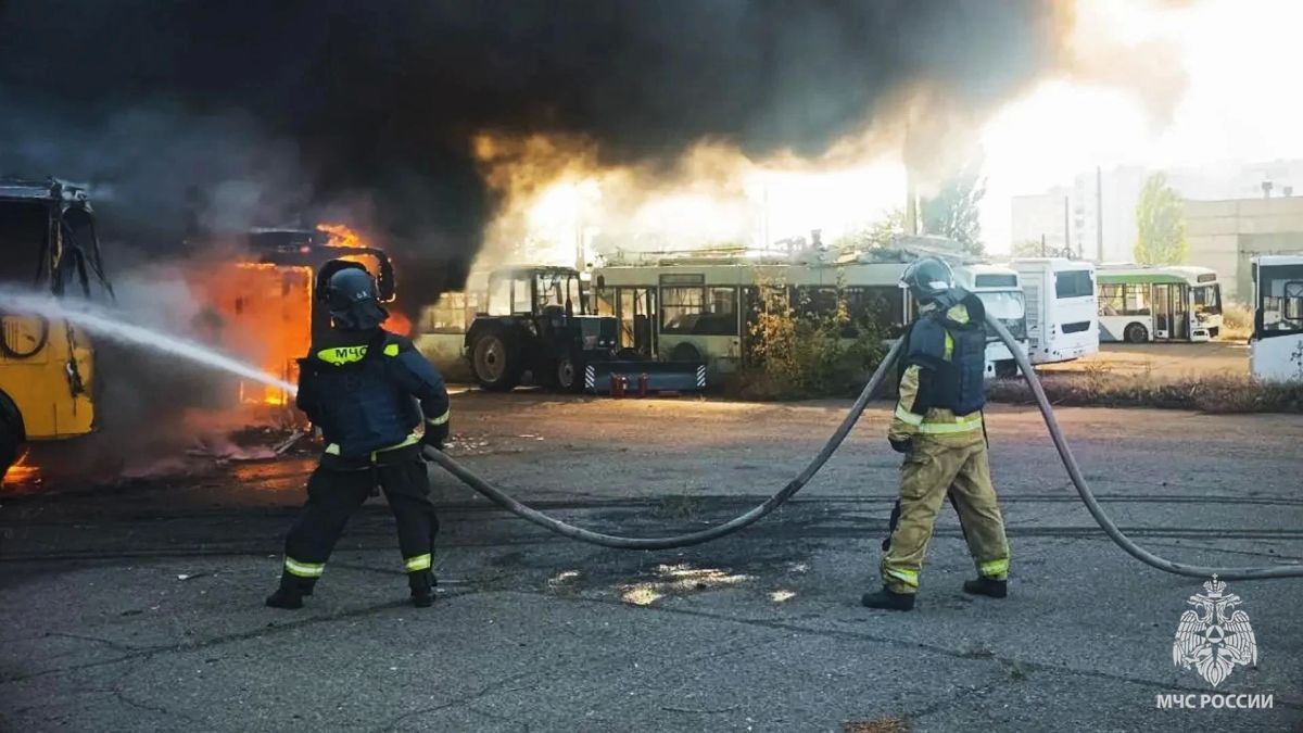 В Северодонецке спасатели потушили крупный пожар после атаки дрона ВФУ В Северодонецке спасатели потушили крупный пожар после атаки дрона ВФУ