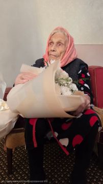 Тёплый праздник в посёлке Дзержинский: сотрудники отдела поздравили юбиляршу