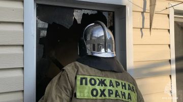 Спасатели МЧС России ликвидировали пожар на частном подворье в Свердловском округе