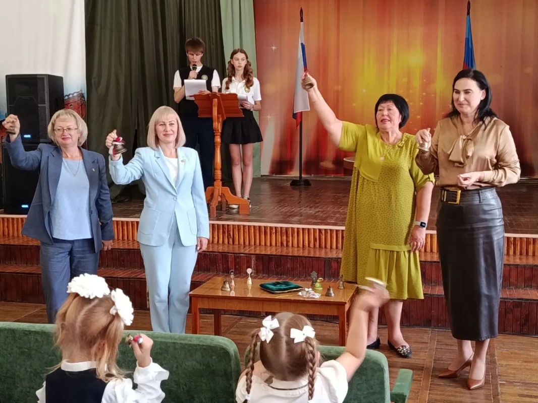 Глава Луганска приняла участие в акции "Колокольчик мира" Глава Луганска приняла участие в акции "Колокольчик мира"