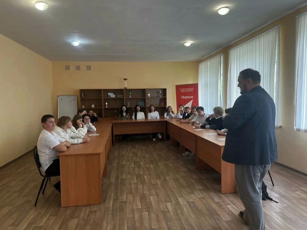 «ГосСтарт. Диалог» в Брянковском УВК №5: встреча с исполнительным секретарём Брянковского местного отделения Всероссийской политической партии «Единая Россия» «ГосСтарт. Диалог» в Брянковском УВК №5: встреча с исполнительным секретарём Брянковского местного отделения Всероссийской политической партии «Единая Россия»
