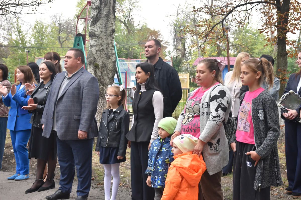 Делимся с вами кадрами открытия детской площадки в Ровеньках Делимся с вами кадрами открытия детской площадки в Ровеньках