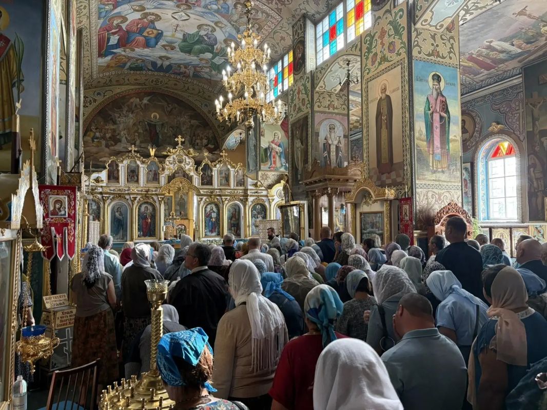 Сегодня, в праздник Рождества Пресвятой Богородицы, в храме в честь Рождества Пресвятой Богородицы состоялось торжественное богослужение по случаю престольного (храмового) праздника